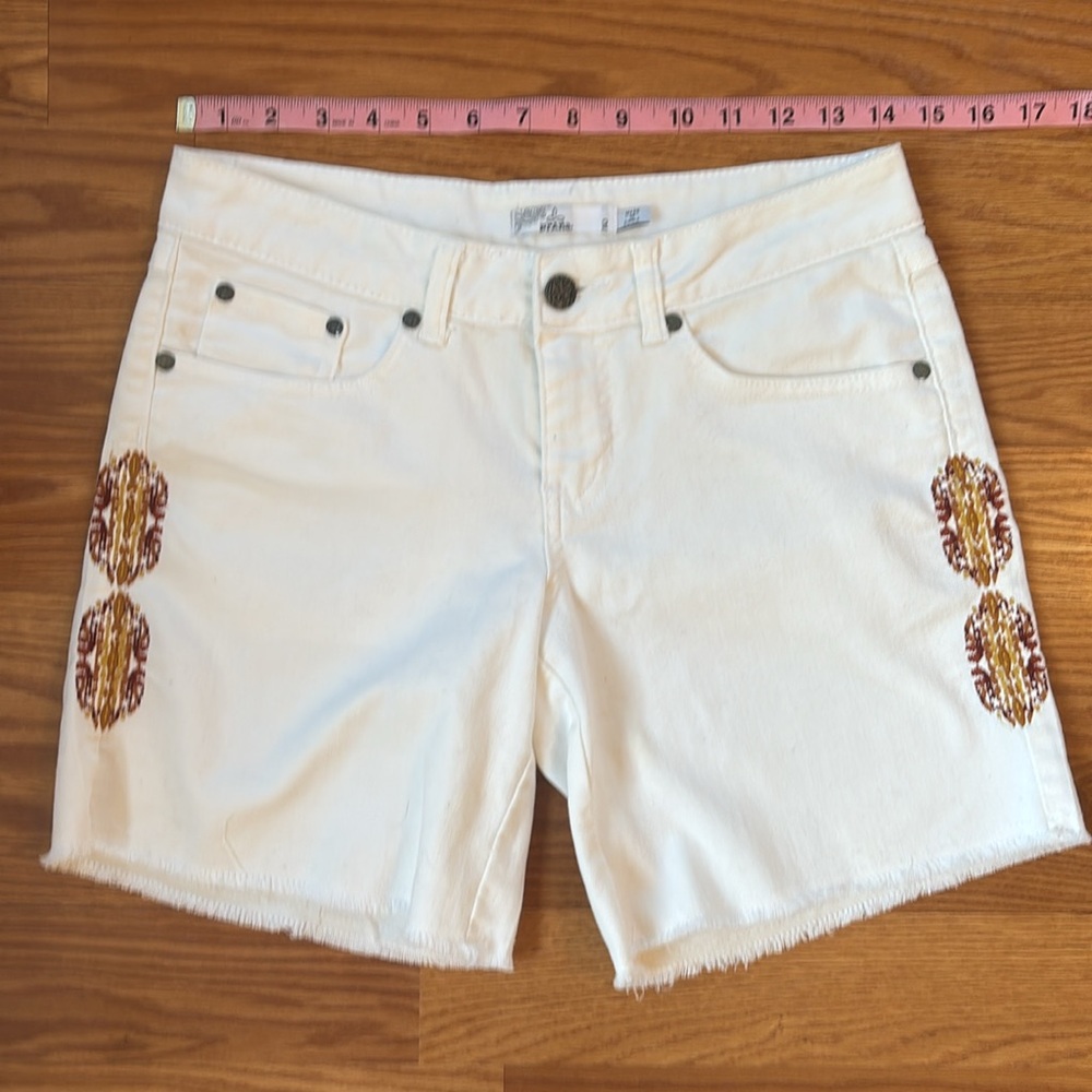 Prana White Denim Brown Aztec Print Raw Hem Shorts Size 2 - Picture 4 of 7